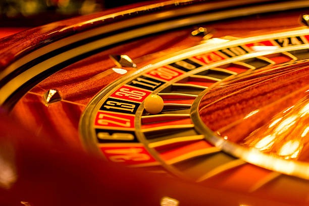 No Commission Baccarat mobile interface showing betting buttons, live dealer feed, and quick-deposit option
